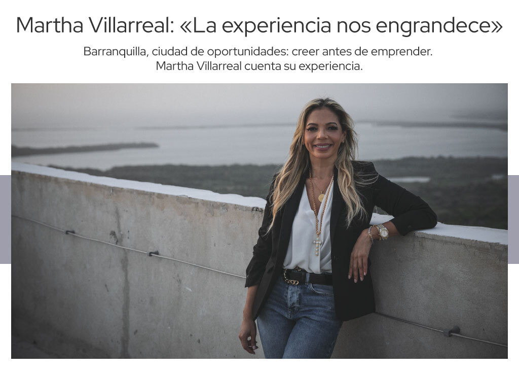 Martha Villarreal en apoyada en un muro en cerca al mar