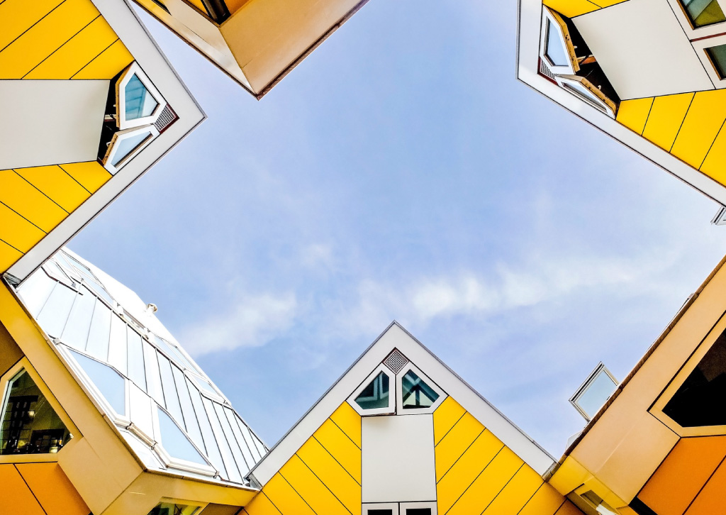 estructura uniforme de las casas cúbicas en Rotterdam